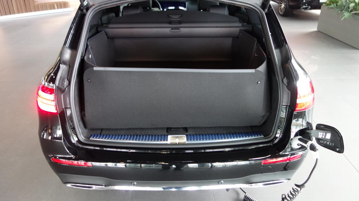 Sonderkonstruktion, Kofferraumschutz 2Bodenstufen, aus dem Stoßstangenschutz wird ein Heckklappenschutz.